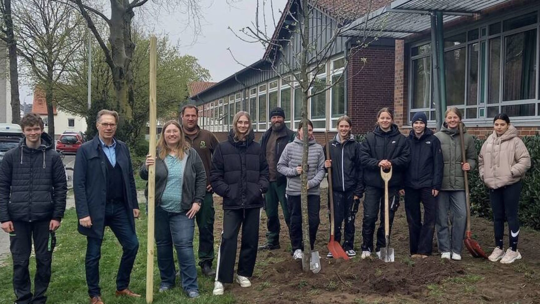 15.06.2025: Streuobstreihe und Wildblumenwiese machen die Schule grüner