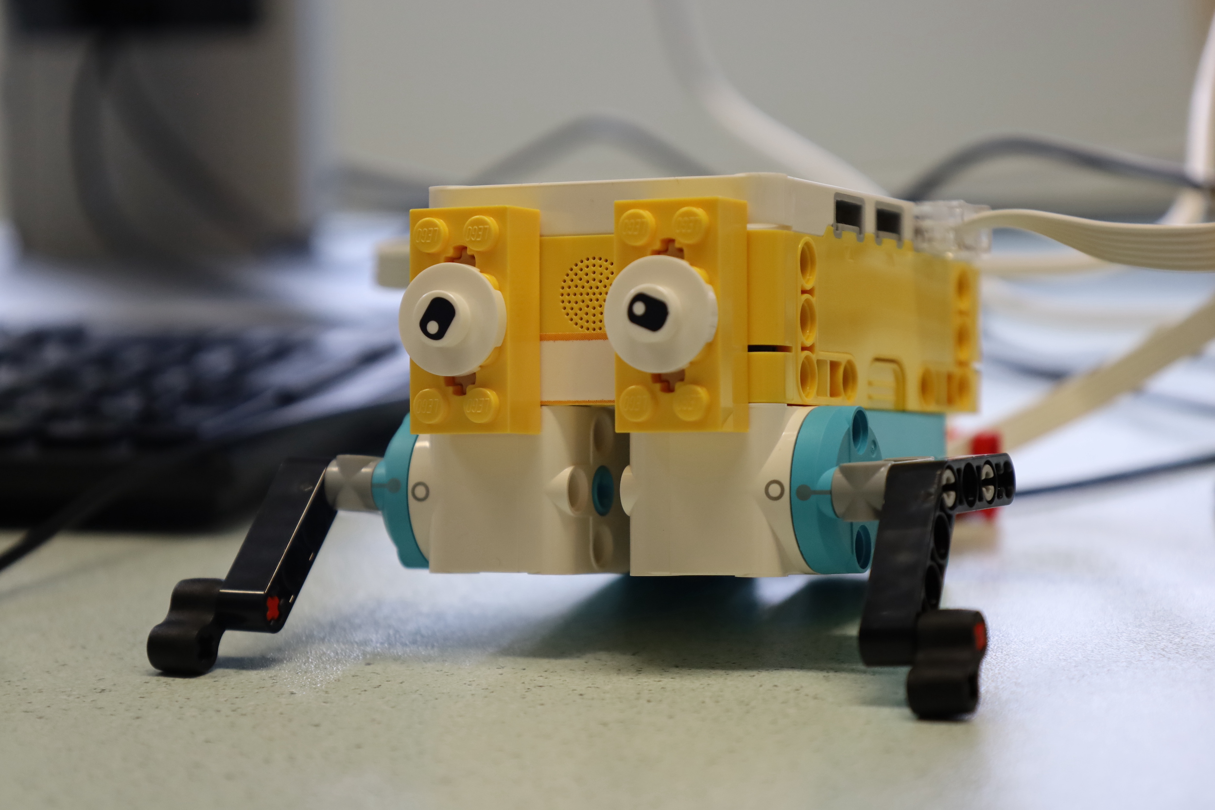 17.11.2023: Robotik – AG durfte die neuen Lego-Spike-Roboter auspacken und einweihen